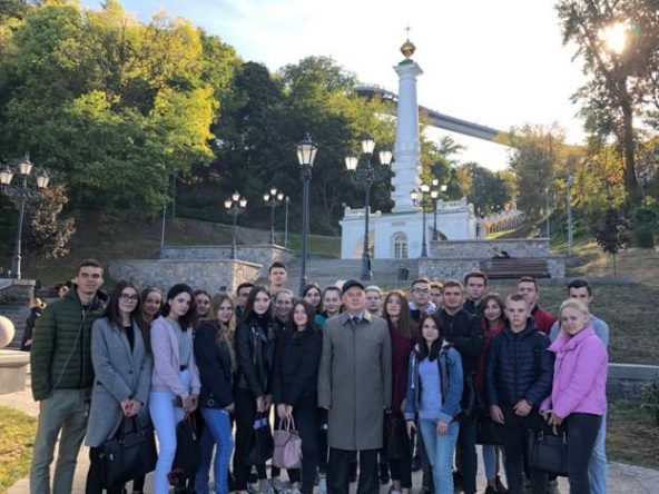 Візит першокурсників юридичного факультету ДУІТ до пам’ятника Магдебурзькому праву в м.Києві
